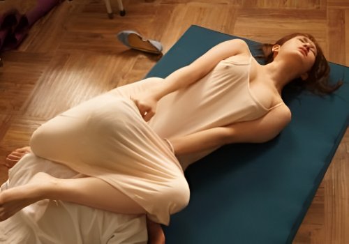 Cô giáo quyến rũ khiến học sinh phát cuồng